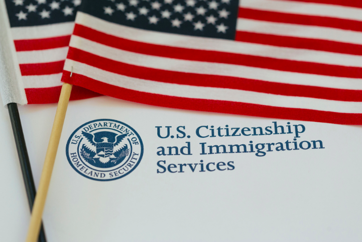 image-46 USCIS alerta: Green Card pode ser revogado em casos específicos